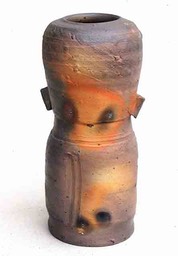 1- Vase. Hauteur 20 cm. Cuit à 1260 ° dans l'avant du four, refroidissement au charbon bois. N° 338. Photo Jean-Marie Jacquet, La Borne.