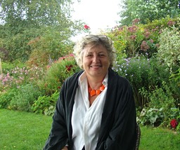 Marie Marcat dans son jardin.