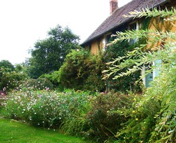 La maison derrire une bordure.