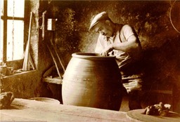 Joseph Talbot au tour, dans son atelier de La Borne d'en bas.