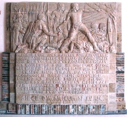 Le siège d'Avaricum. Bas-relief du sculpteur berruyer Émile Popineau et de Armand Bedu, céramiste-potier de La Borne. 1948.