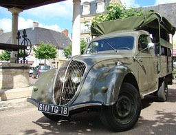 Henrichemont, Fte de la musique. Roger Rioual et sa Peugeot 202 musicale.