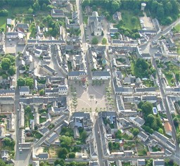 Henrichemont. La place Henri IV et l'glise vues du ciel.