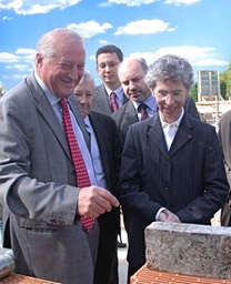 4 mai. Pose de la premire brique de la maison de la cramique.