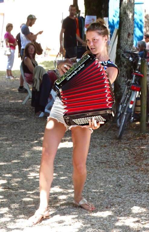 Brocante de La Borne 2016. Sibylle Livois a de la voix et de l'abattage-4