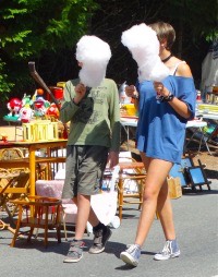 La Borne. Brocante 2017 sous le signe des chapeaux.