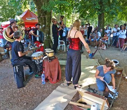 Brocante-laBorne-2013-compagnie-musiciens_modifi-1