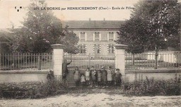 La Borne. Devant l'cole de filles. Aujourd'hui c'est le Centre de cration cramique.