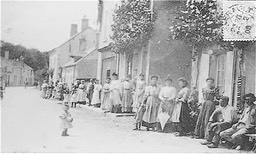 La Borne. La carte postale s'intitule "Grande rue de La Borne", cest la route d'Henrichemont.