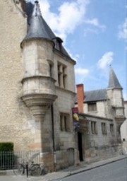 Le musée du Berry à Bourges met la céramique de La Borne en réserves.