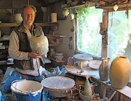 David Whitehead dans son atelier de La Borne.