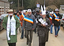 La Borne, carnaval 2009. Le Commissaire enquêteur muselé, la préfète en bonnet d'âne, les maires fâchés.