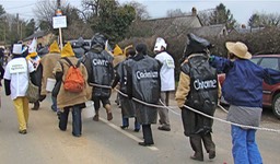 La Borne, carnaval 2009. Entrans par la prfte, les mtaux lourds dfilent aussi.