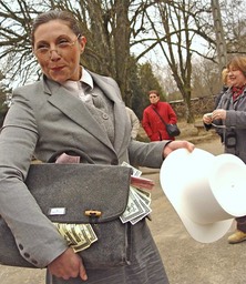 La Borne, carnaval 2009. Une executive woman venue  la hte.