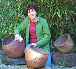Roz Herrin pose pour la photo, avec ses nouveaux pots de jardin.