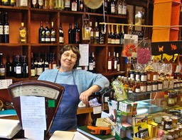 Anne-Franoise au comptoir de l'picerie.