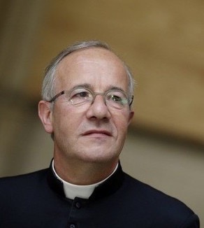 Le-Pere-Philippe-Laguerie-gauche-avec-avocat-institut-Bon-Pasteur-cour-appel-Paris-10-septembre 0 730 400