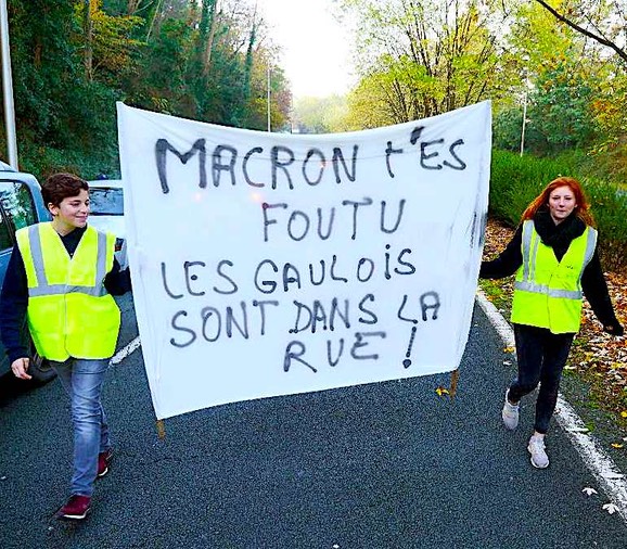 les-slogans-des-gilets-jaunes-ont-fleuri-ce-samedi-matin-au-pays-basque