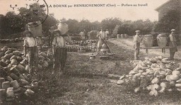 La Borne. Sur le paron. Ouvriers potiers transportant des saloirs.