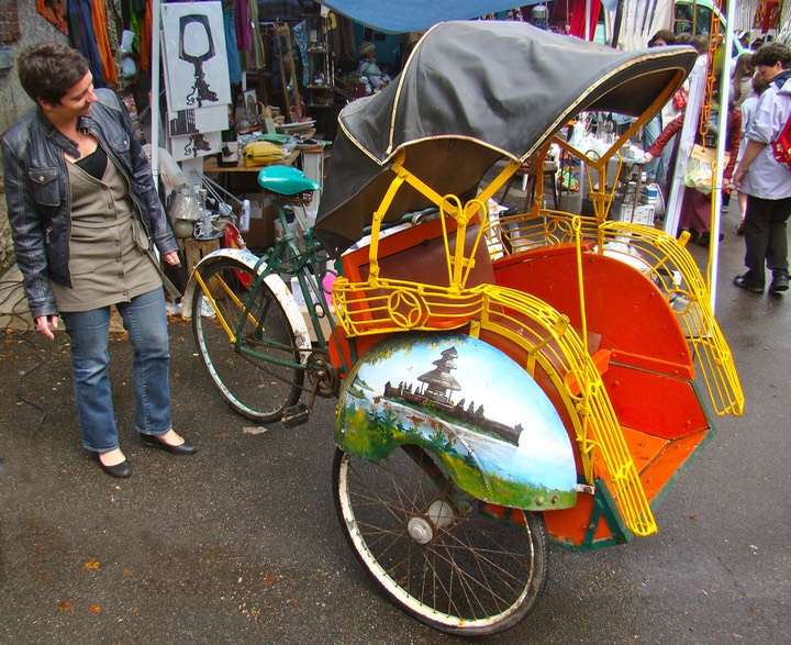 Revenir de la brocante en pousse pousse ? J'hesite...