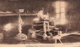 La Borne. Intrieur d'un atelier de poterie.