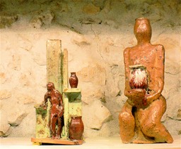 Deux petites sculptures.