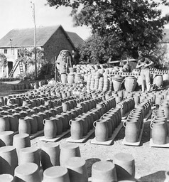 La Borne. Pots schant sur le "paron" -  l'arrire-plan, l'atelier d'Armand Bedu.