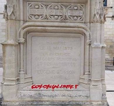 Statue Jacques Cœur taggée