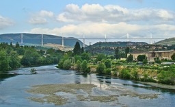 Le viaduc, vu de Millau.