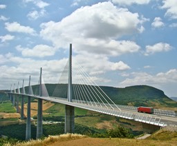 Le viaduc de Millau vu du belvdre.