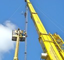 Tour Eiffel de La Borne. Accrochage de la petite antenne.