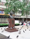 Golda Meir, seule avec les pigeons, semble prier pour la paix.
