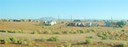 Territoire Navajo, un campement indien en mobile homes. Photo prise depuis l'autocar.