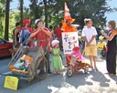 La Borne, brocante 2009. La caravane du Tour s'arrête pour les médias.