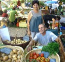 La Borne, brocante 2009. Un stand inattendu : Christine et Pascal Baudens - chez eux tout est bio.