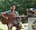 La Borne, brocante 2009 sous l'ombrage et en musique. Titouan, qui se produira au Festival coin d'ouches, du 4 au 6 septembre à Morogues.