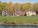 Une rive du Lac Saint François, maisons de bois Québéquoises.