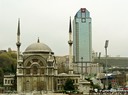 Rive occidentale du Bosphore, une image des contrastes d'Istambul.