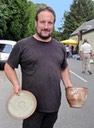 La Borne, pucerie 2010 - Un enfant du pays avec une assiette de Pierre Digan et un pot de Suzanne Jensen.