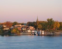 Rive du Saint-Laurent près de Montréal, au lever du soleil.