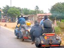 Transport d'essence clandestin. Un réservoir de 400 litres est soudé entre les deux moitiés d'un scooter.